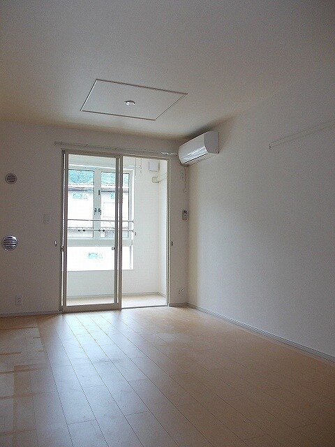 物件内観写真3　(居室・リビング)