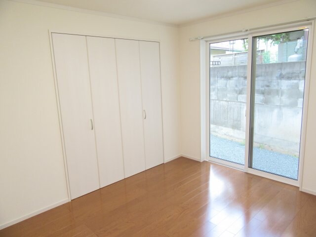 物件内観写真3　(広々とした洋室です)