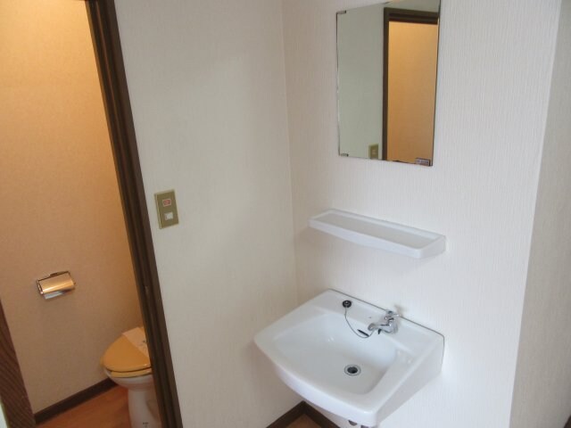 物件内観写真5　(ゆったりとスペースのある洗面所)