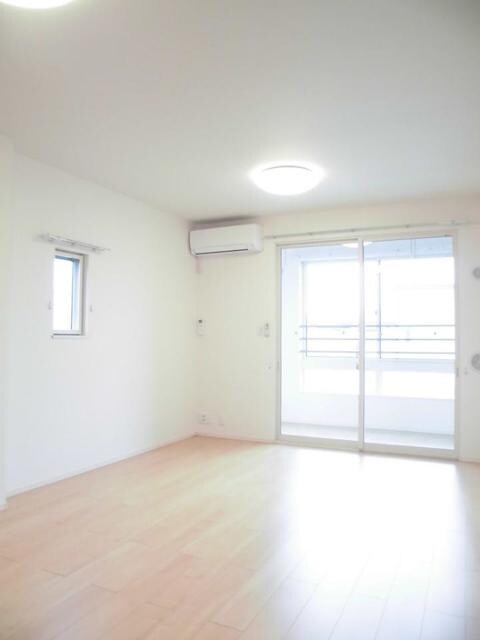 物件内観写真5　(居室・リビング)