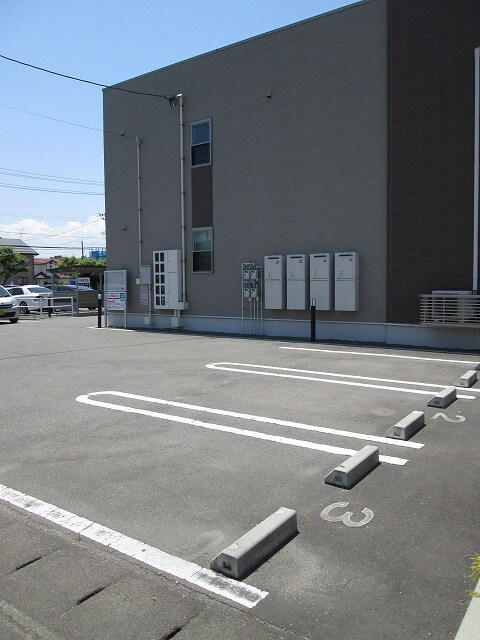 物件外観写真3　(駐車場)