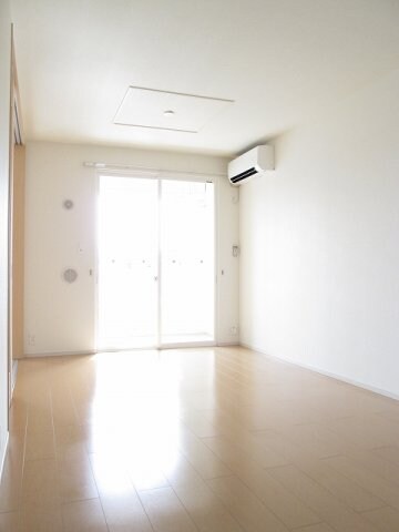 物件内観写真4　(居室・リビング)