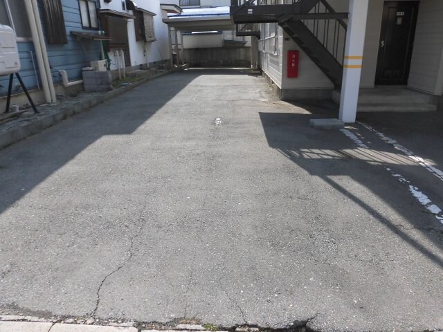 物件外観写真2　(駐車場があるので、車を買う予定の方も安心です)