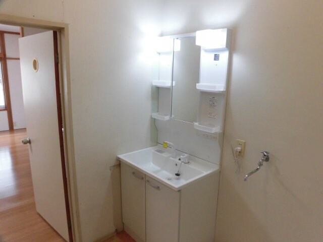 物件内観写真11　(独立洗面台あり、毎朝おしゃれに忙しい女性の方におすすめです)