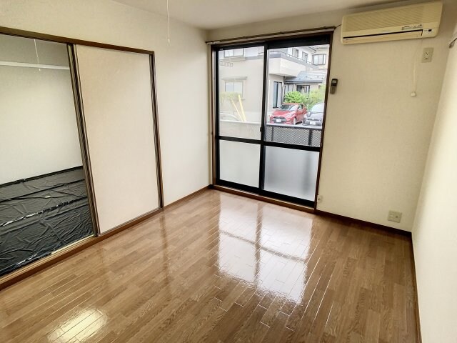 物件内観写真3　(明るい洋室です)