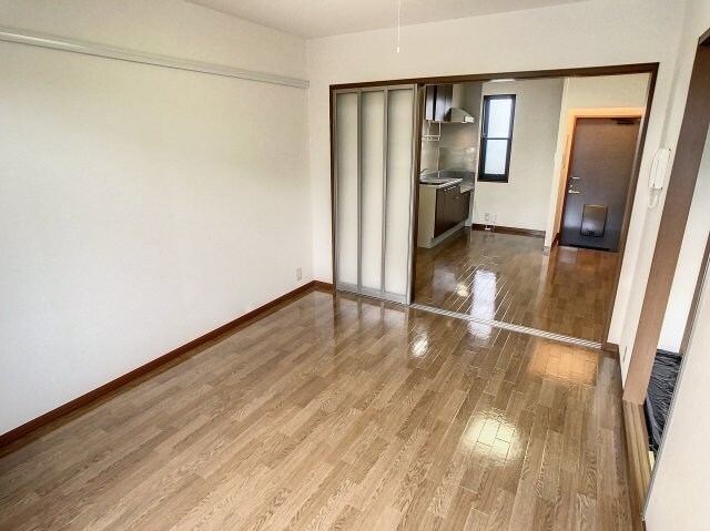 物件内観写真4　(ゆったりとした居間です)