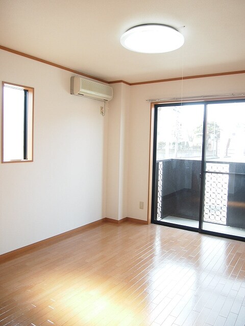 物件内観写真3　(居室・リビング)