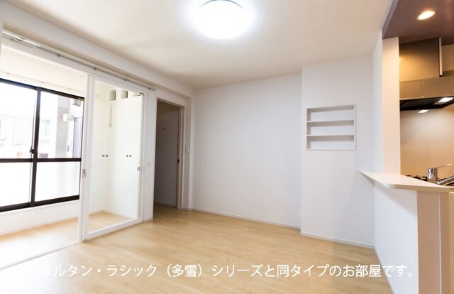 物件内観写真4　(居室・リビング)