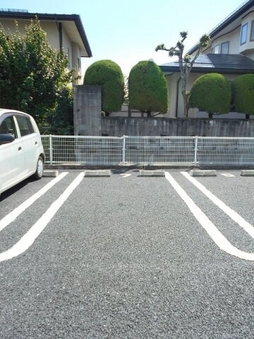 物件外観写真2　(駐車場)