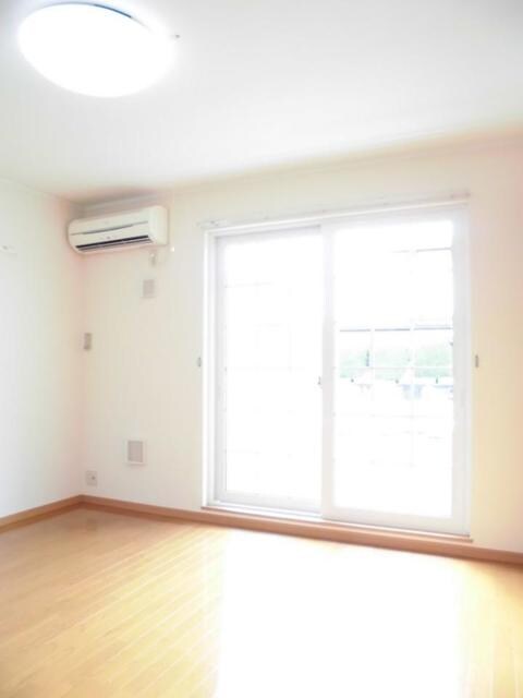 物件内観写真4　(居室・リビング)