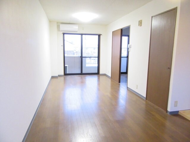 物件内観写真2　(ゆったり過ごせる居間です)