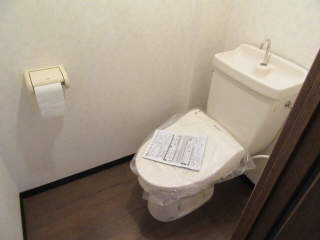物件内観写真5　(ゆったりとした空間のトイレです)
