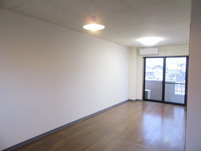 物件内観写真9　(使いやすい居間です)