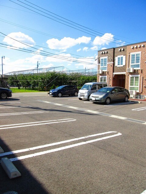 物件外観写真2　(駐車場)
