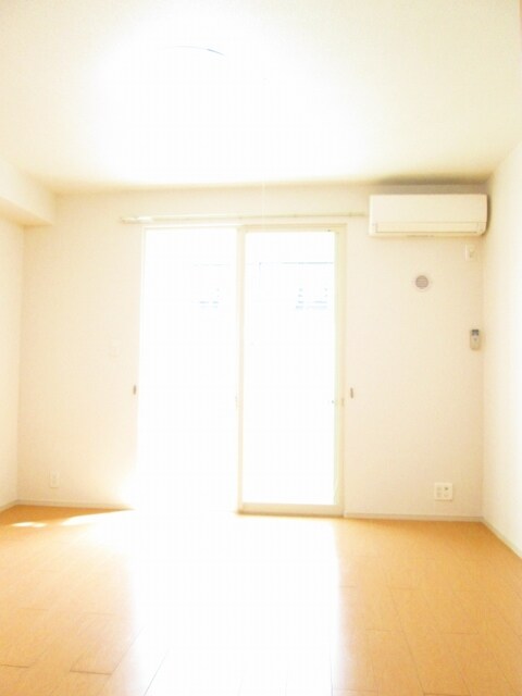 物件内観写真4　(居室・リビング)