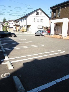 物件外観写真3　(駐車場)