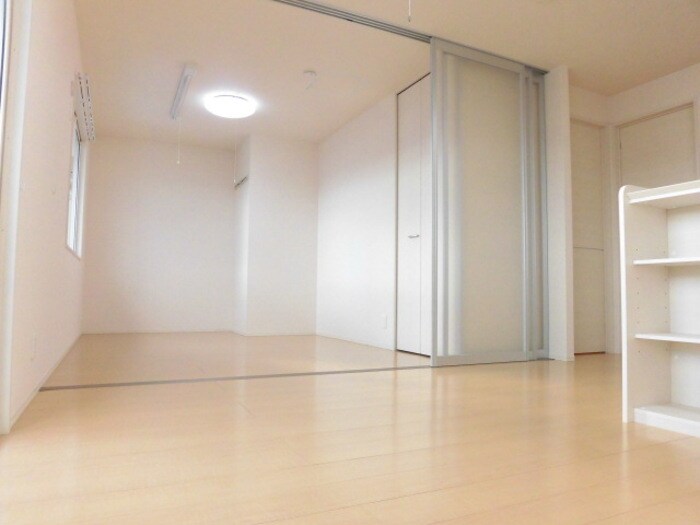 物件内観写真3　(広々・明るいリビング＆居室♪)