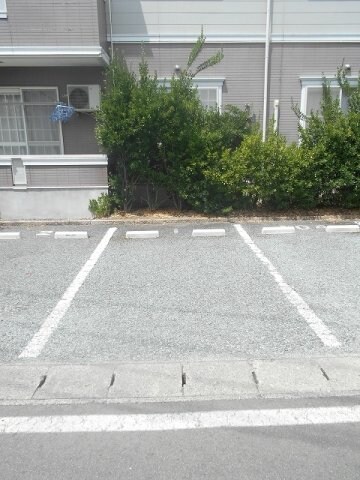 物件外観写真2　(駐車場)