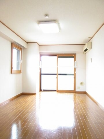 物件内観写真4　(居室・リビング)