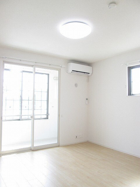 物件内観写真5　(居室・リビング)