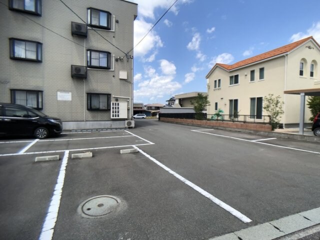 物件外観写真2　(駐車場)