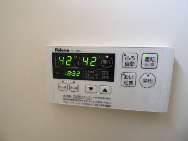 物件内観写真14　(給湯リモコン)