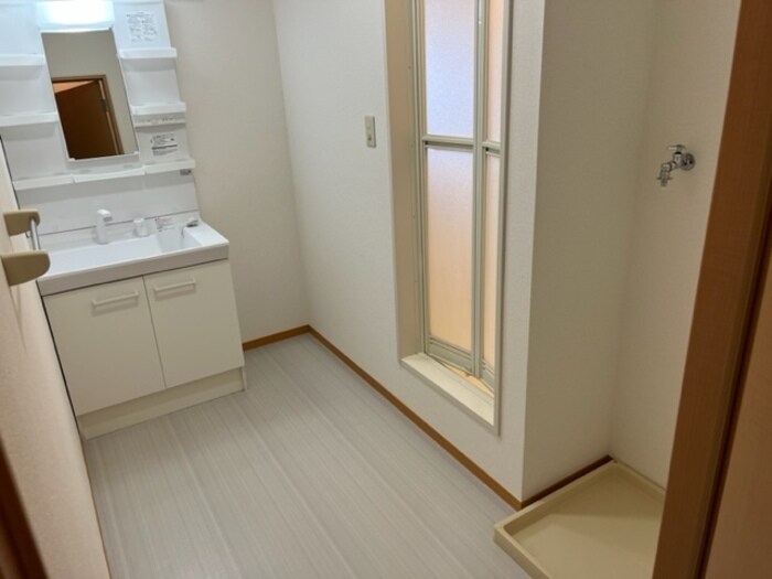 物件内観写真8　(洗面所)