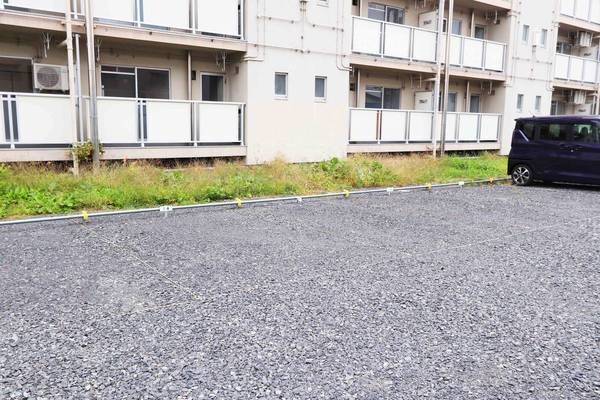 駐車場(駐車場に車を止められます)