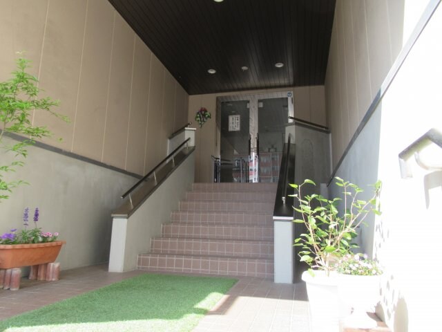 物件外観写真2　(清潔なエントランスです)