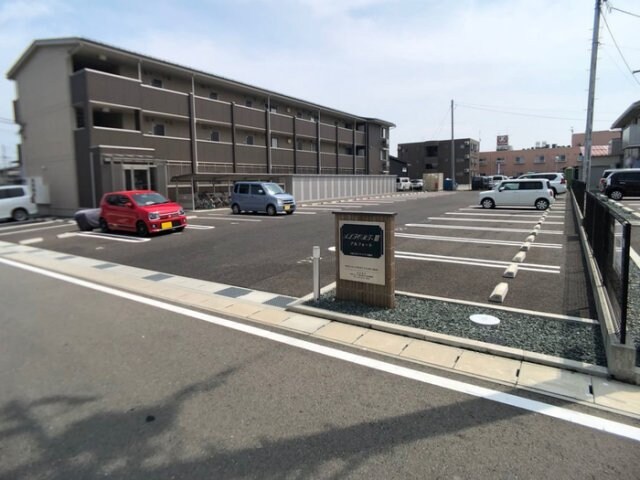 物件外観写真2　(駐車場)