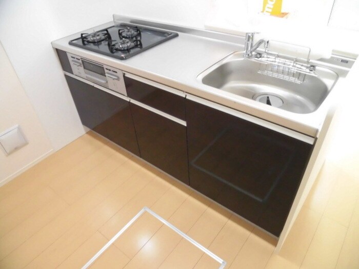 物件内観写真3　(３口グリル付の広々キッチン！)