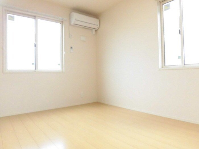 物件内観写真5　(二面採光で明るい♪エアコン付！)