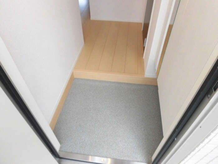 物件内観写真9　(靴棚下にも靴置きスペースあり)