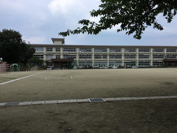 長岡小学校 0.6km