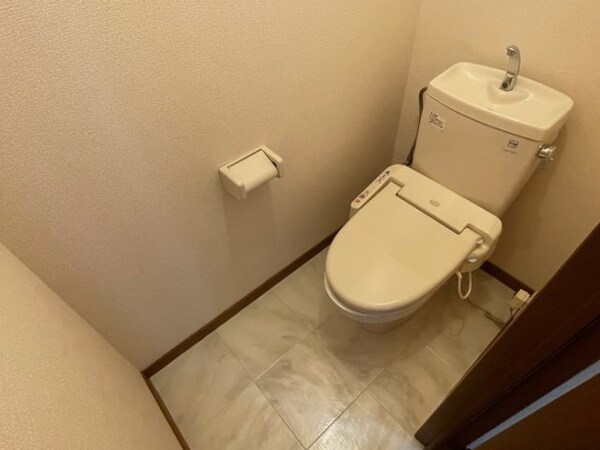 トイレ(温水洗浄便座付きトイレ)
