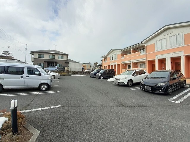 物件外観写真2　(駐車場)