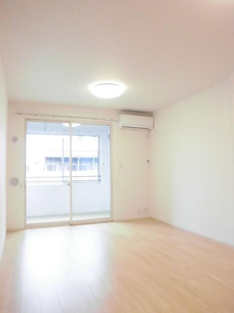 物件内観写真4　(居室・リビング)