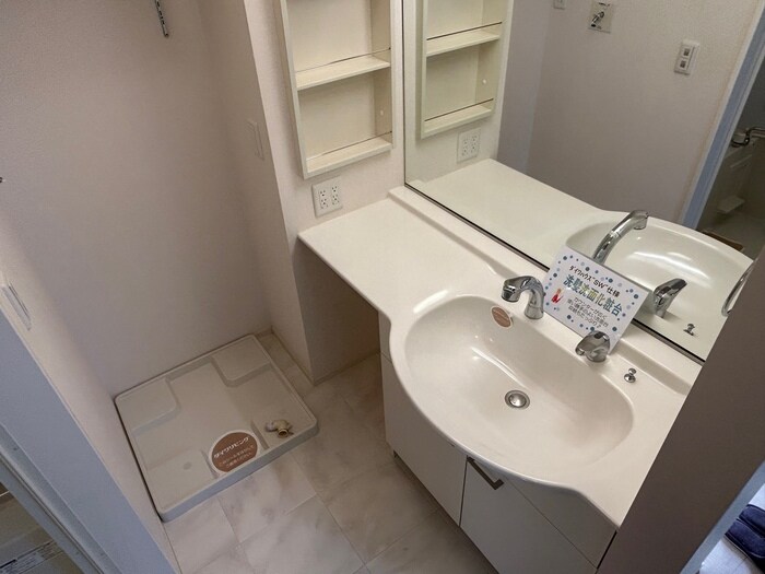 物件内観写真6　(カウンター付き洗面化粧台)