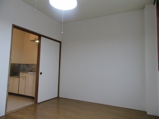 物件内観写真4　(和室がひろがる居住スペース)