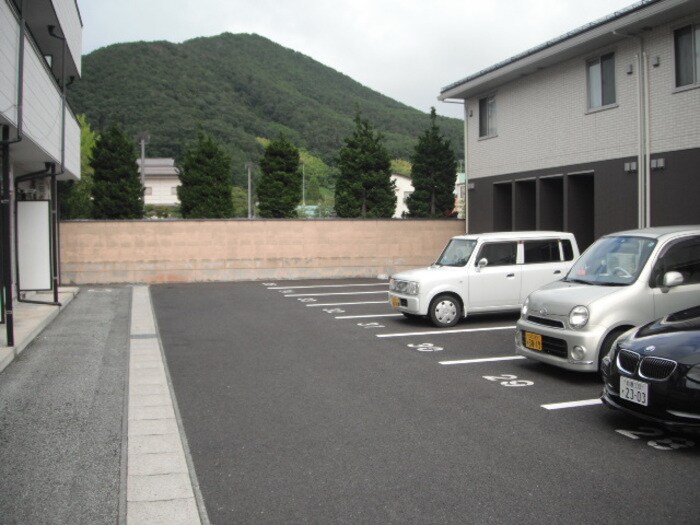 物件外観写真2　(駐車場)