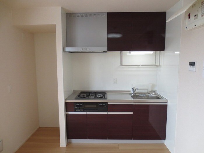 物件内観写真3　(3口コンロ付システムキッチン)