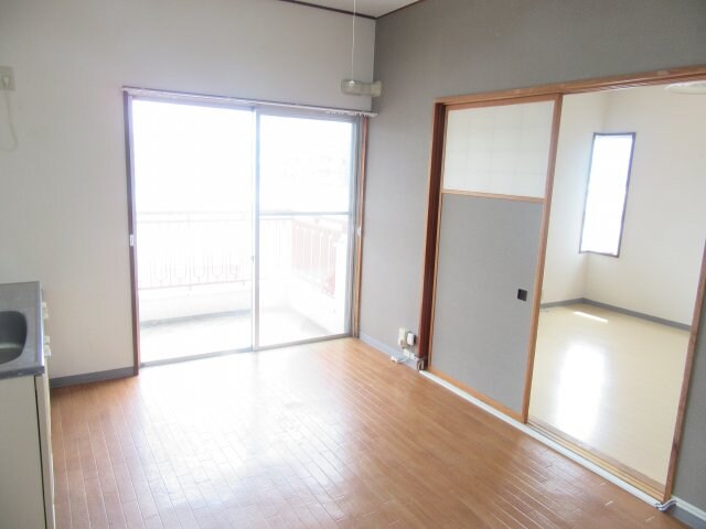 物件内観写真6　(ゆったりとしたリビングです)