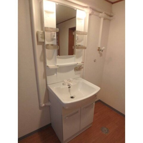 物件内観写真8　(独立洗面台、朝の身支度には欠かせません)