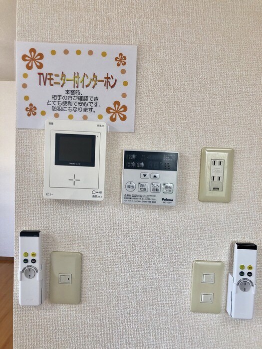 物件内観写真8　(各種リモコン)