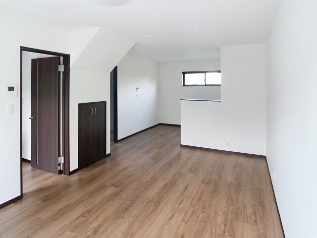 物件内観写真3　(広々としたリビングです。)