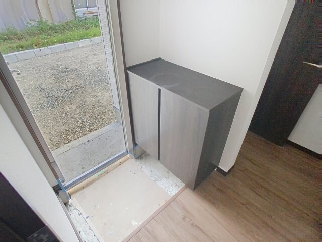 物件内観写真10　(ゆったりとした玄関です。)