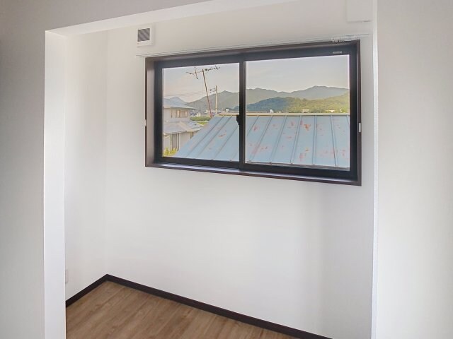 物件内観写真12　(雨の日でも安心のサンルーム付きです。)