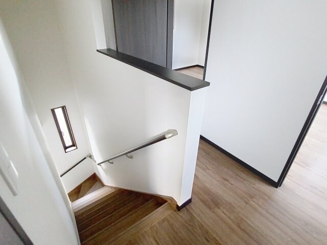 物件内観写真19　(明るい色調の室内です)