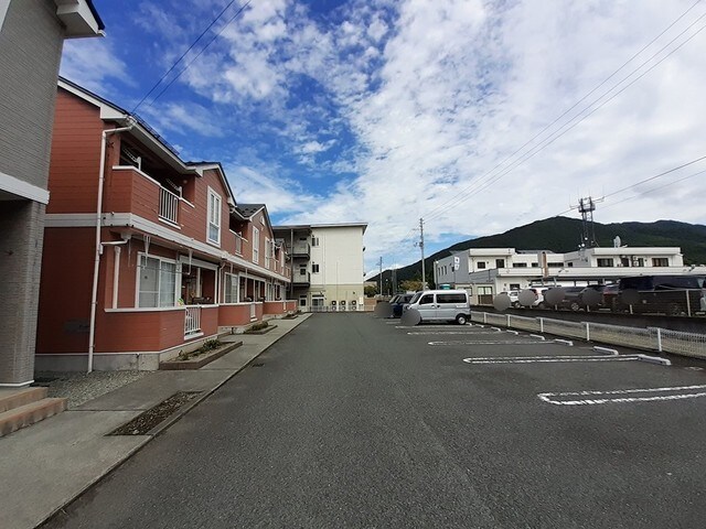 物件外観写真2　(駐車場)