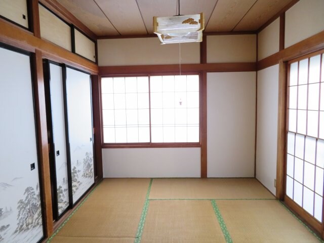 物件内観写真2　(フローリング改装中)